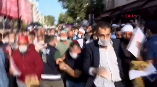 Polis barikatını yıkarak Ayasofya'ya koştular!