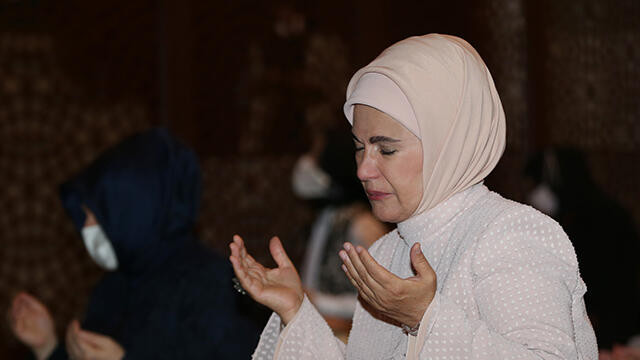 Emine Erdoğan, Ayasoyfa'da kadınlara ayrılan bölümde namaz kıldı