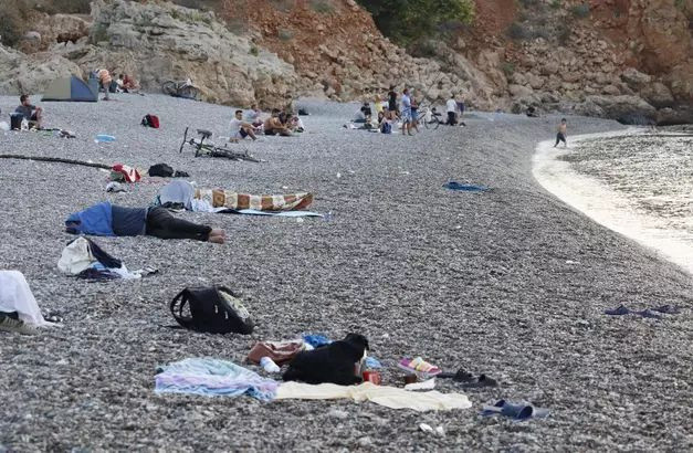 Dünyaca ünlü Konyaaltı Sahili'nde şaşırtan görüntüler