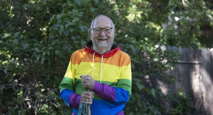 Eşcinsel olduğunu 90 yaşında açıkladı