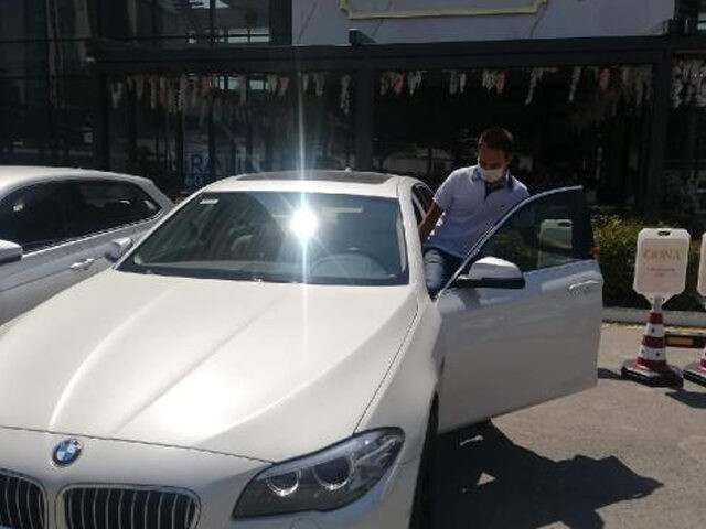 YKS'de birinci olan öğrencisine otomobilini hediye etti