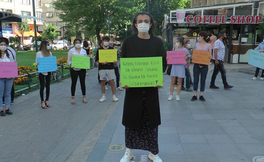 Erkek öğrenci kadına şiddete farkındalık oluşturmak için etek giydi