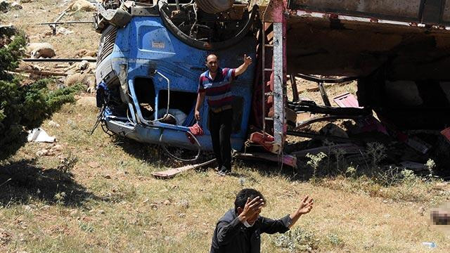 Kurbanlık yüklü kamyon devrildi: 3 kişi yaralandı