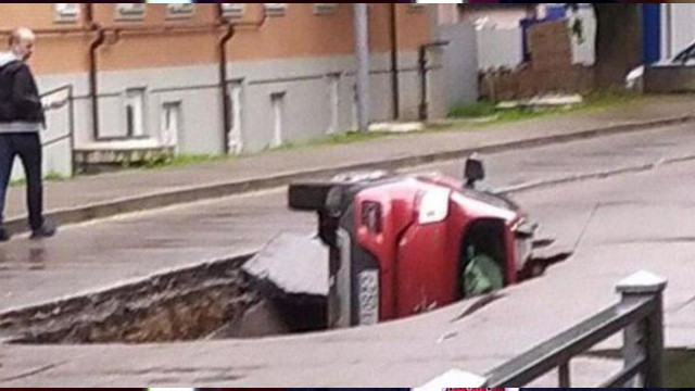 Rusya'da otomobil asfaltı çöktü! Araç çukura düştü