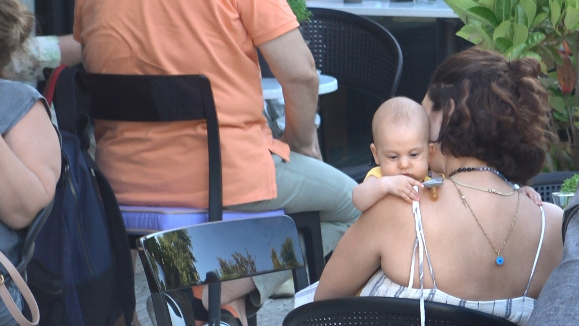 Bergüzar Korel ve Halit Ergenç’in oğlu ilk kez görüntülendi