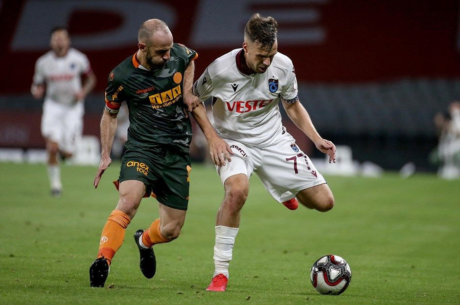 Trabzonsporlu futbolcu kanlar içinde yere yığıldı!