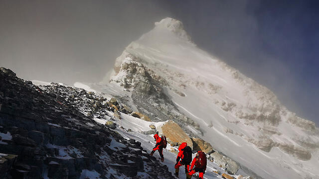Everest ve Himalaya zirveleri, dağcılara yeniden açılıyor