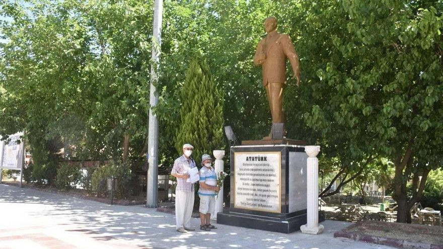 Atatürk anıtına çiçek koymak da suç oldu