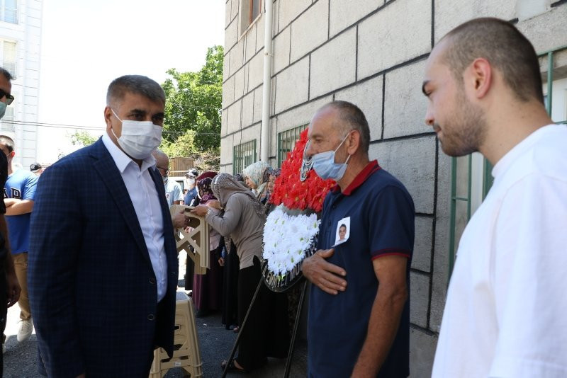 Bayramın ilk günü Karabük'ten kahreden görüntü! Eşini kendi elleriyle mezara koydu