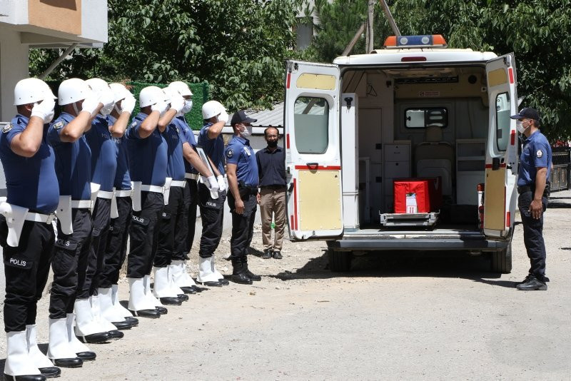 Bayramın ilk günü Karabük'ten kahreden görüntü! Eşini kendi elleriyle mezara koydu