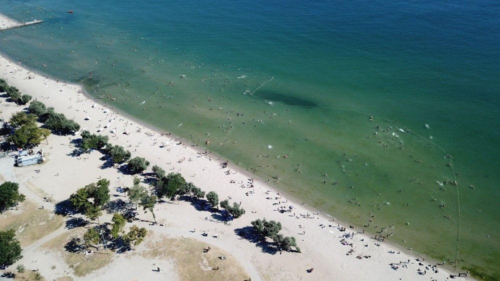 Sıcak havayı gören İstanbullular Menekşe Plajı'na akın etti!