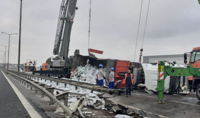 TEM Otoyolu'nda TIR devrildi, yol ulaşıma kapandı