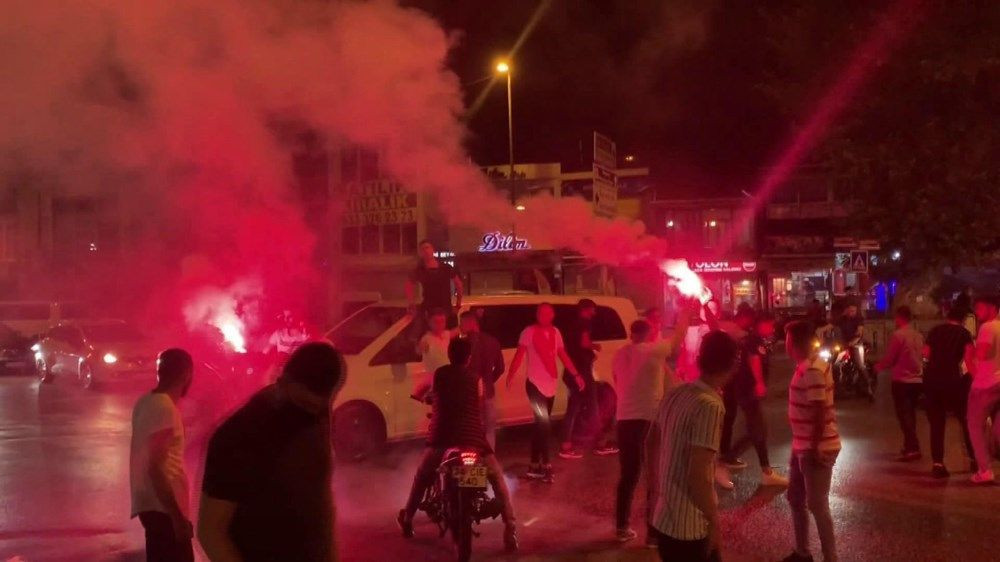 İstanbul'da Silahlı, meşaleli, sosyal mesafesiz asker uğurlaması rezaleti!