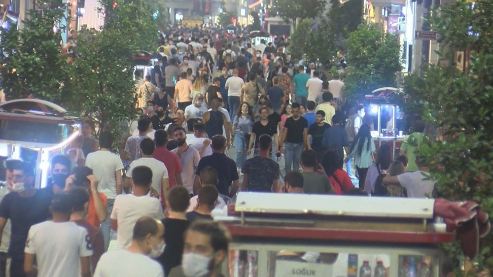 İstiklal Caddesi'nde korkutan hafta sonu yoğunluğu