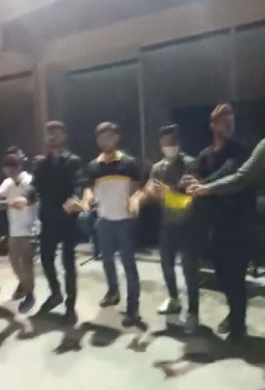 Dansözlü iş yeri açılışında sosyal mesafe kuralları hiçe sayıldı