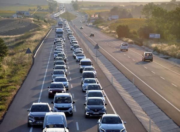 İstanbul-Çanakkale karayolunda 20 kilometre araç kuyruğu
