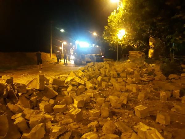 Şiddetli fırtına cami minaresini devirdi