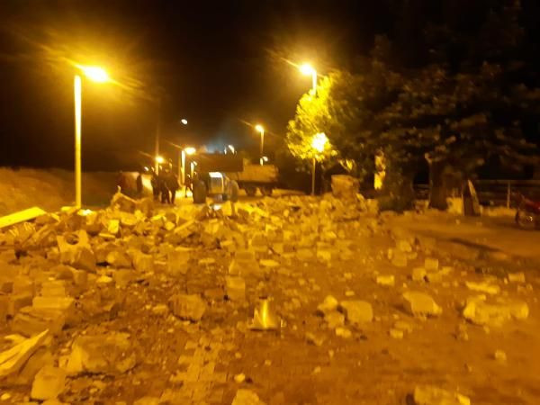 Şiddetli fırtına cami minaresini devirdi