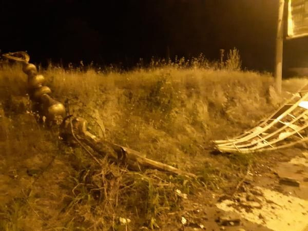 Şiddetli fırtına cami minaresini devirdi