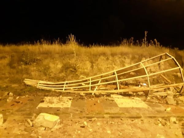 Şiddetli fırtına cami minaresini devirdi