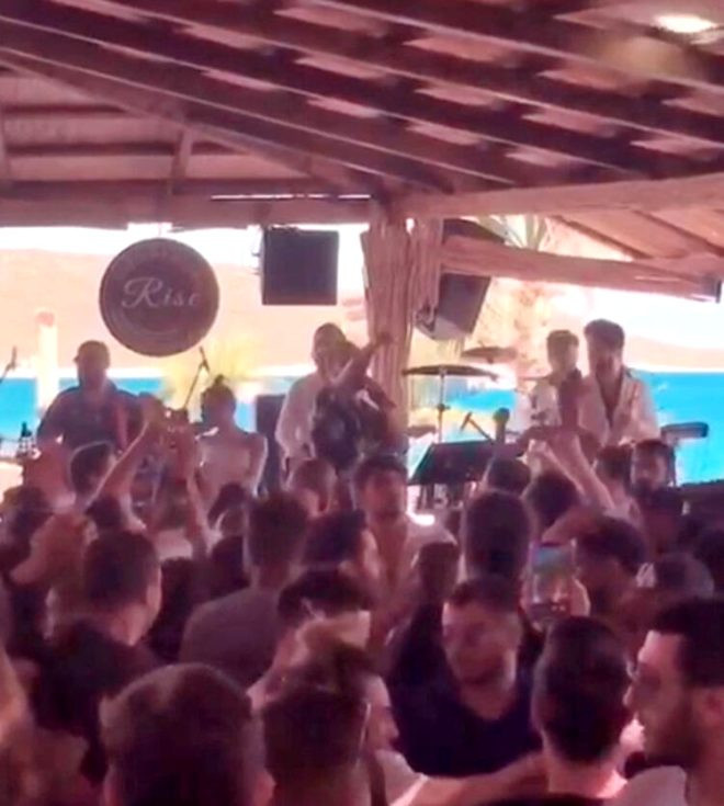 Şarkıcı Berkay'ın konserini polis bastı!