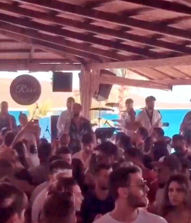 Şarkıcı Berkay'ın konserini polis bastı!