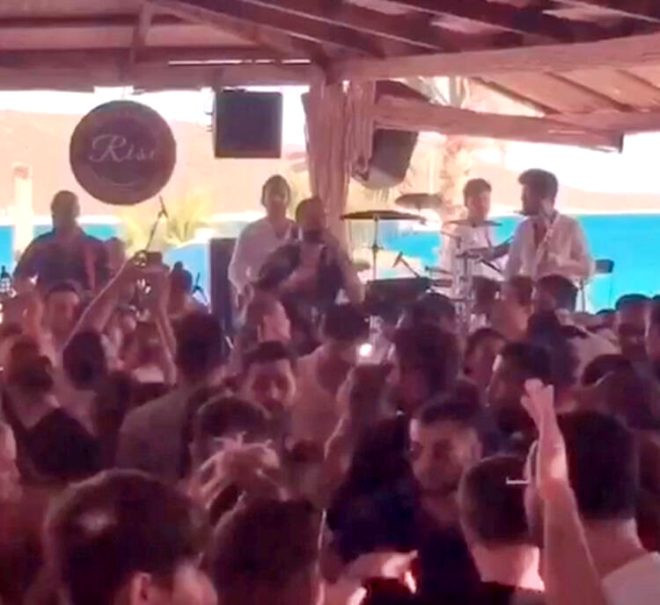 Şarkıcı Berkay'ın konserini polis bastı!