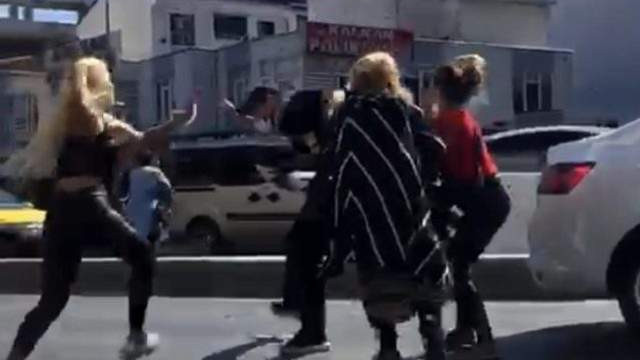 Dört kadın yol ortasında bir adamı tekme tokat dövdü