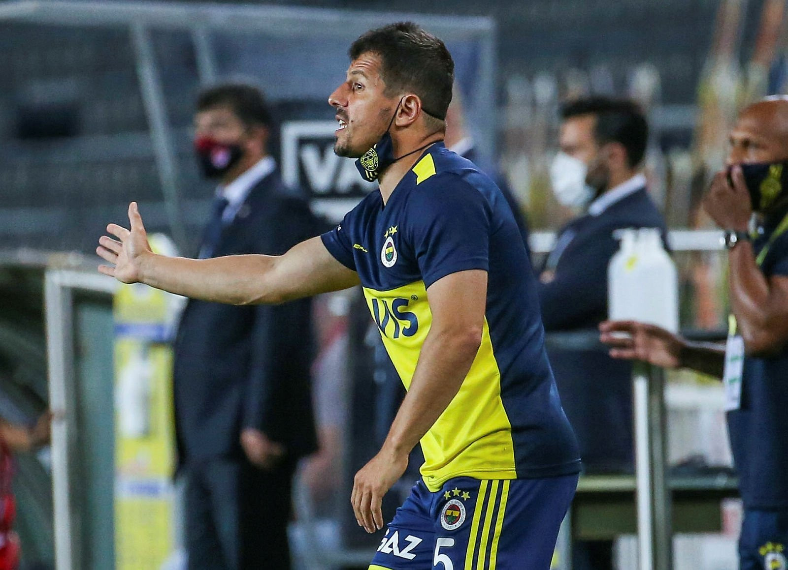 Ünlü teknik adamdan flaş sözler: ''Fenerbahçe'den gönderilmeli''