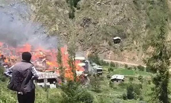 Artvin'de dehşet! Onlarca ev yanıyor!