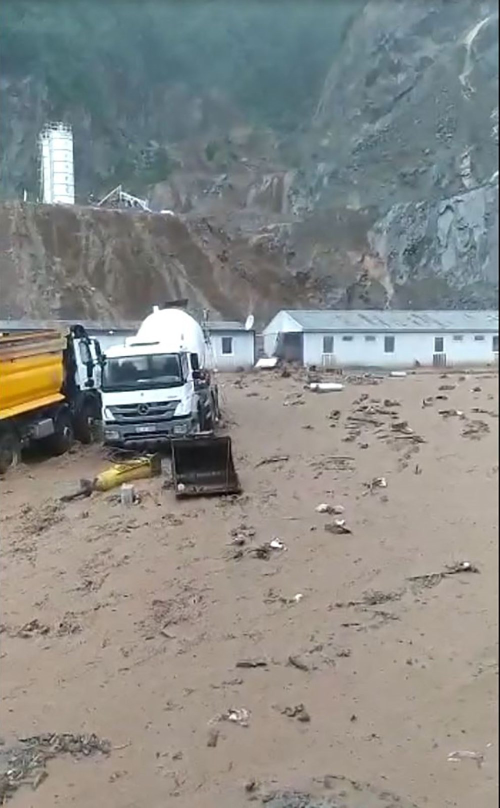 Doğu Karadeniz'de sel ve heyelan: 3 katlı bina çöktü, yollar kapandı - Resim: 4