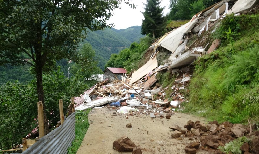 Doğu Karadeniz'de sel ve heyelan: 3 katlı bina çöktü, yollar kapandı
