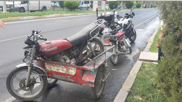 Dur ihtarına uymayan sürücü motosikletini bırakıp kaçtı!