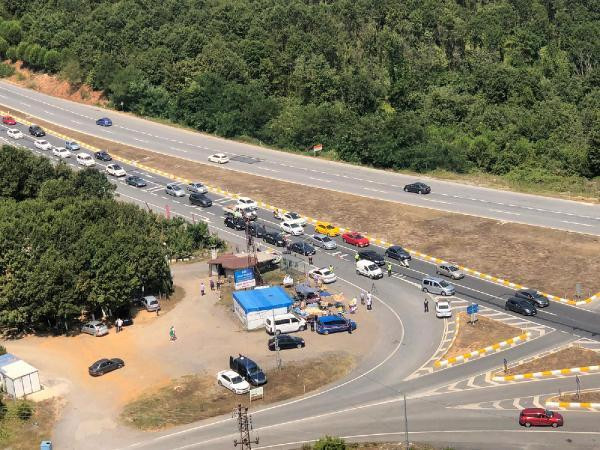 Tatilciler Şile'ye akın etti, kilometrelerce kuyruk oluştu