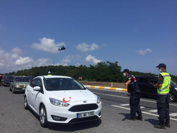 Tatilciler Şile'ye akın etti, kilometrelerce kuyruk oluştu