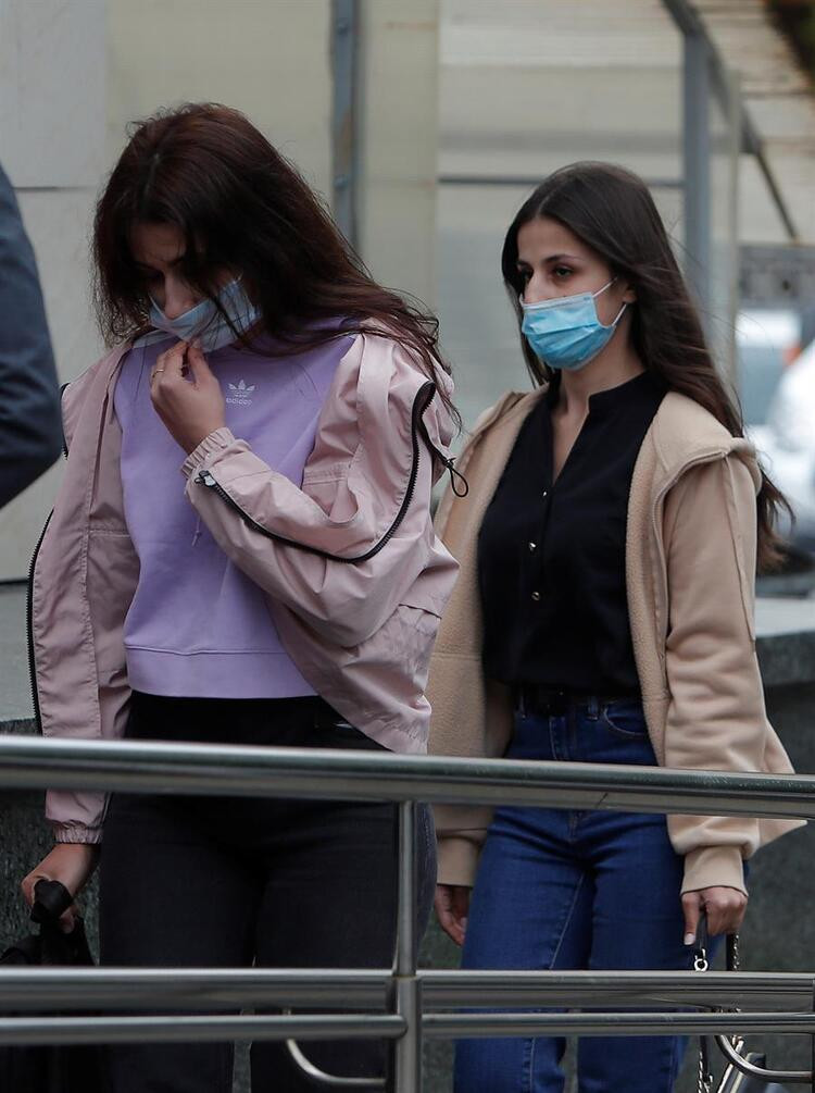 Kendilerine taciz eden babalarını öldüren 3 kız kardeş hakim karşısında