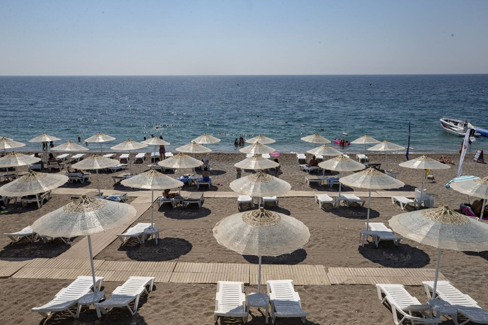 Bayramın ikinci günü Antalya sahilleri dolup taştı!