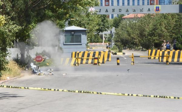 Unuttuğu çantasını geri almaya geldi, fünyeyle patlatıldığını gördü