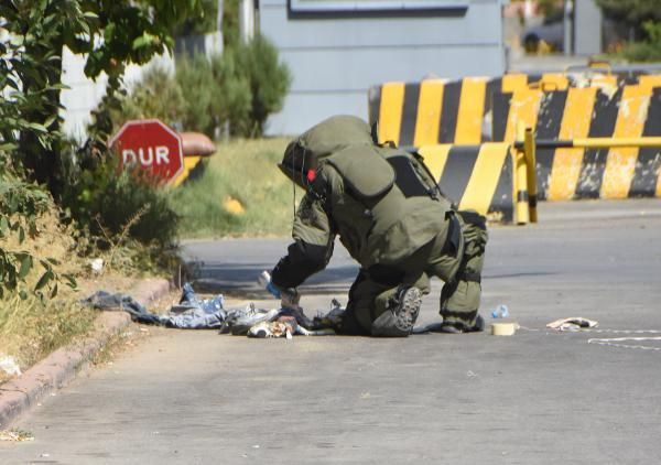 Unuttuğu çantasını geri almaya geldi, fünyeyle patlatıldığını gördü