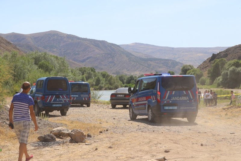 Kızılırmak'a giren baba ve 2 çocuğu boğuldu