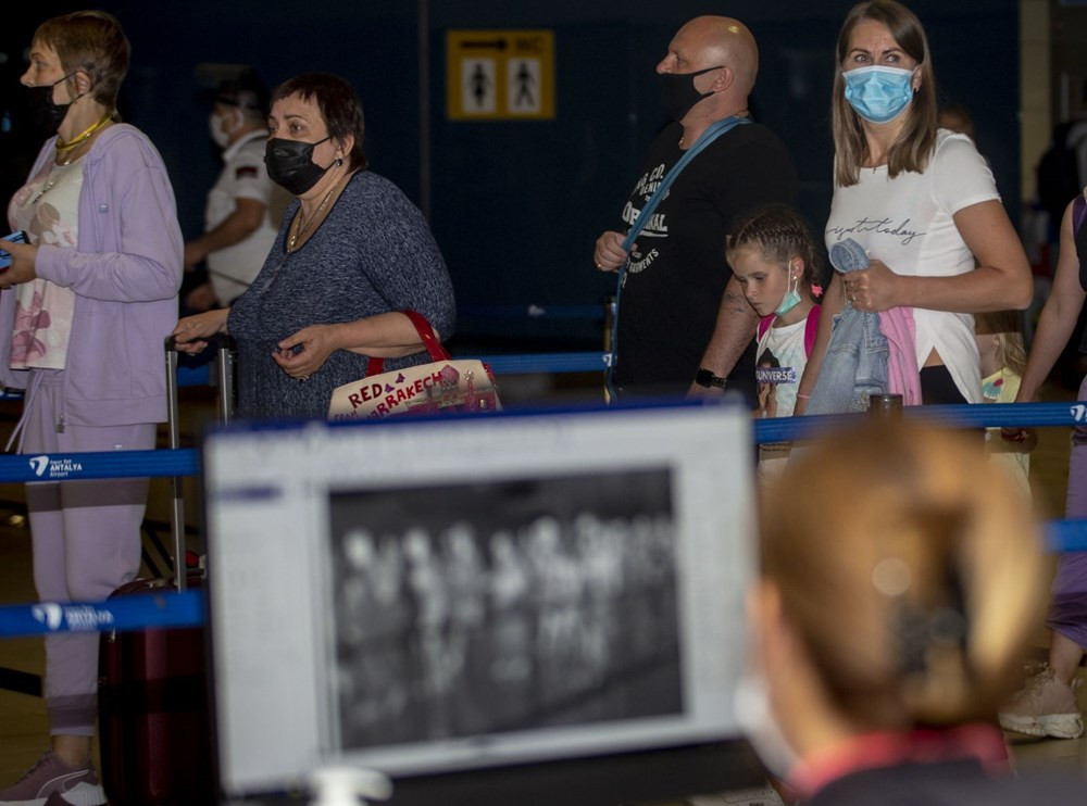 İlk Rus turist kafilesi Antalya'ya geldi