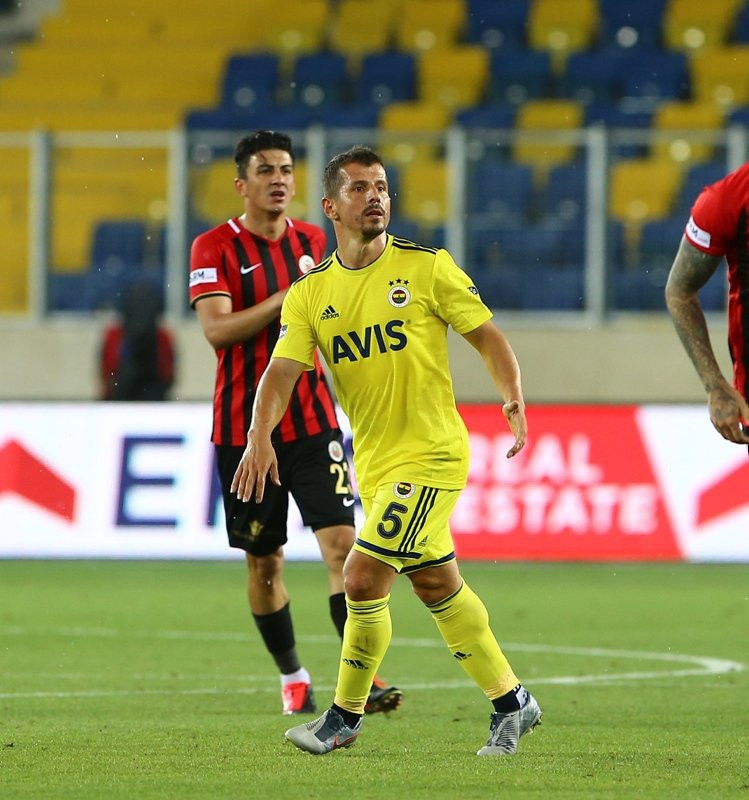 Fenerbahçe'de Emre Belözoğlu endişesi