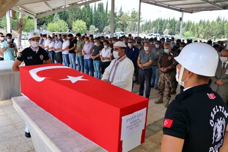 Evinde ölü bulunan özel harekat polisi toprağa verildi