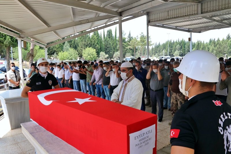 Evinde ölü bulunan özel harekat polisi toprağa verildi