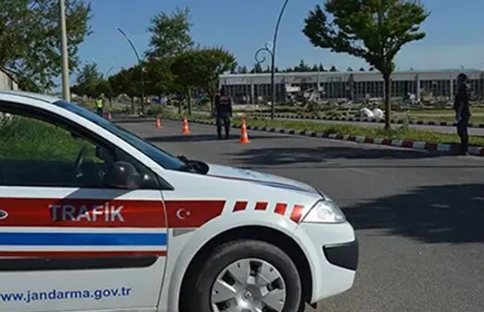 Karantinada olması gereken aile tatile giderken yakalandı