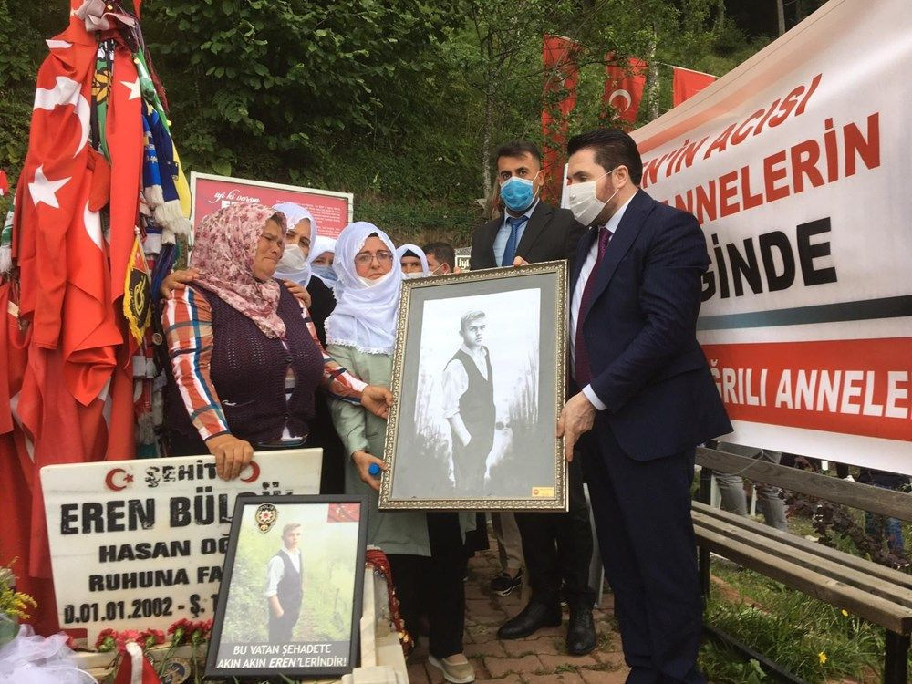 Şehit Eren Bülbül, mezarı başında dualarla anıldı