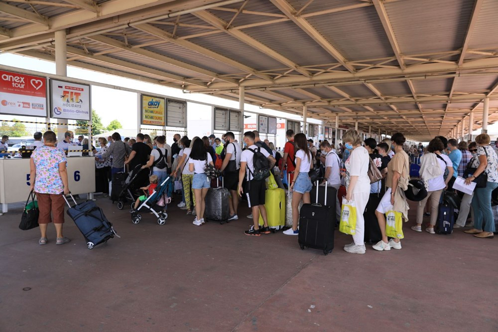 Antalya'ya turist akını! 2 günde 35 bin Rus turist geldi