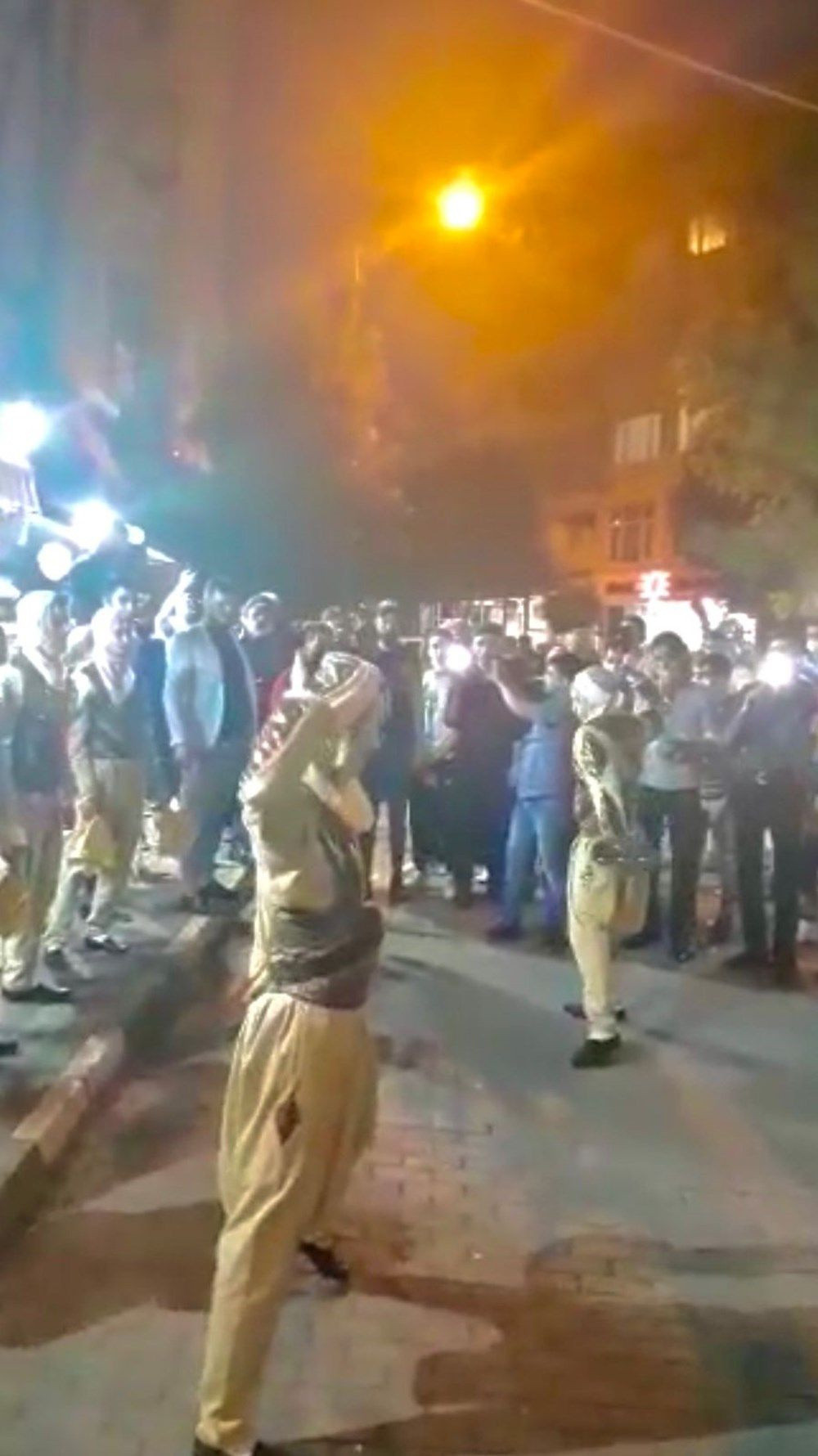 Maskesiz, sosyal mesafesiz, kılıç kalkanlı açılış