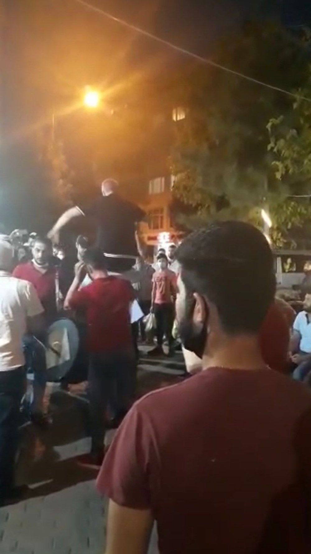 Maskesiz, sosyal mesafesiz, kılıç kalkanlı açılış
