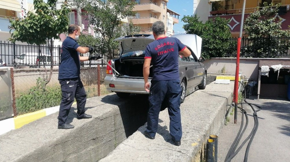 Kediden kaçan yılana tazyikli suyla müdahale